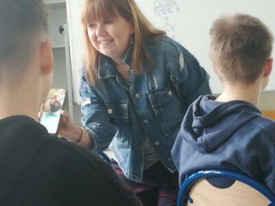 Zdjęcie współzałożycielki, Basi Zych, prowadzącej zajęcia w szkole.